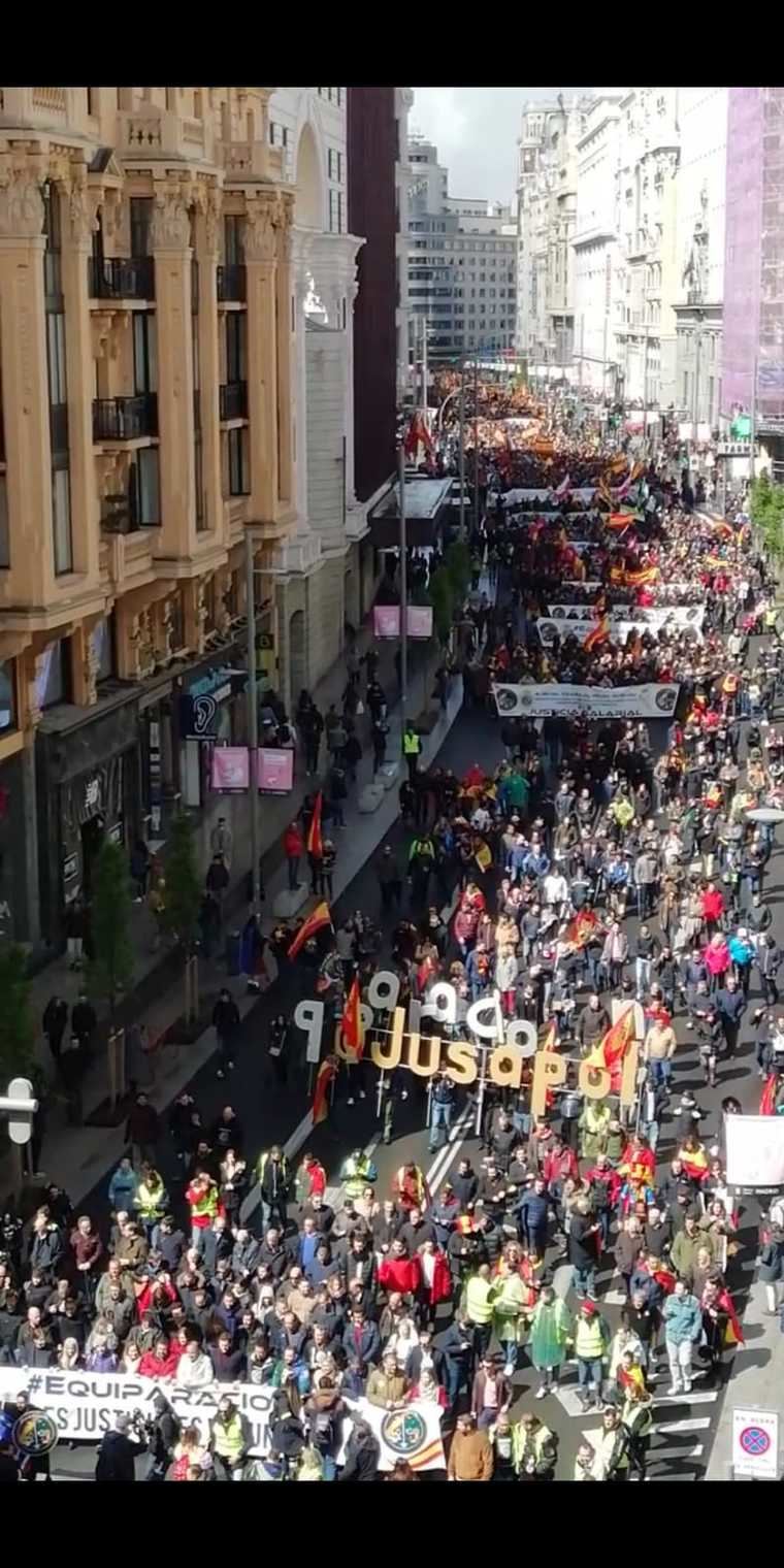 Los manifestantes convocados por JUSAPOL recorren las calles de Madrid. (Foto: La Crítica).