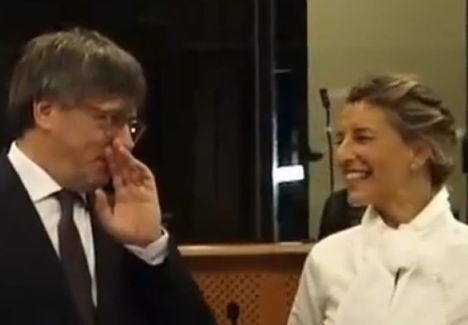 El golpista fugado de la Justicia española Carles Puigdemont y la vicepresidenta del Gobierno español Yolanda Díaz en Bruselas.