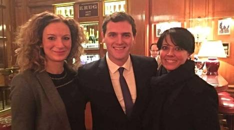 Albert Rivera entre las concejalas de C's de Ponferrada Rosa Luna (derecha) y Ruth Santín. (Foto: esdiario.com)