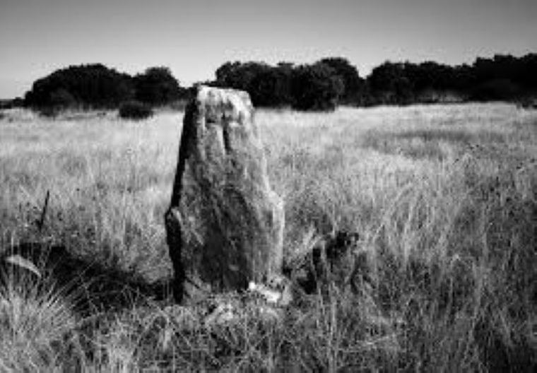 Arca con dos cruces grabadas, una a cada lado. (Foto: 'Arcas y marcas de término en Maragatería', de Juan Carlos Campos).