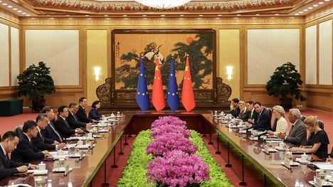 El presidente chino Xi Jinping, Antonio Costa y la presidenta de la Comisión Europea, Ursula von der Leyen. Beijing, julio del pasado año 2025. (Foto: https://cnnespanol.cnn.com/Andres Martinez Casares/Pool/Reuters)