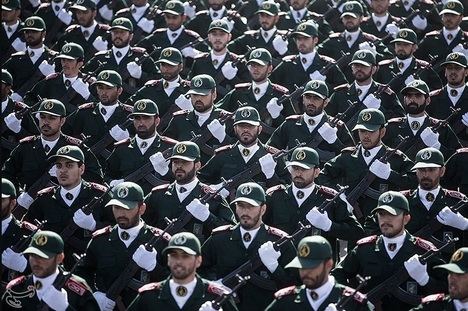 Desfile de la Guardia Revolucionaria Islámica en Teherán. (Foto: https://www.aurora-israel.co.il/la-guardia-revolucionaria-irani-dice-que-continuara-atacando-a-israel-hasta-su-destruccion/)