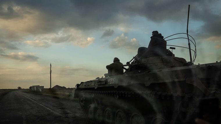 Tanque ucraniano al atardecer. (Foto: https://www.realinstitutoelcano.org/ Patryk Jaracz/Anadolu /Getty Images).