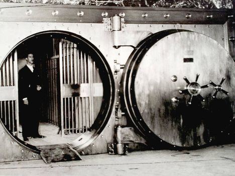 Cámara acorazada del Banco de España en los años 30 donde se custodiaban las reservas de oro españolas (510 toneladas). (Foto: https://diazvillanueva.com/).