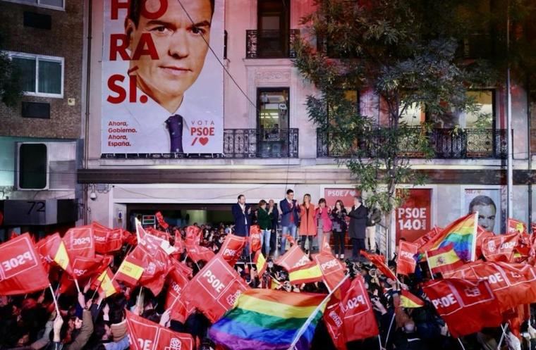 Celebración de los resultados del 10-N por el PSOE en la calle Ferraz de Madrid. (Foto: elplural.com)