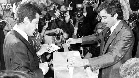 Adolfo Suárez votando en las Elecciones Generales de 1977. (Foto: https://www.lasexta.com/ Agencia EFE).