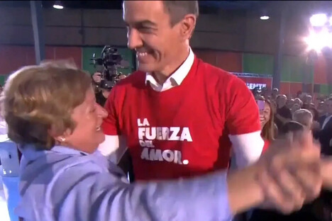 Foto: Sanchez bailando con una simpatizante (Redes sociales)