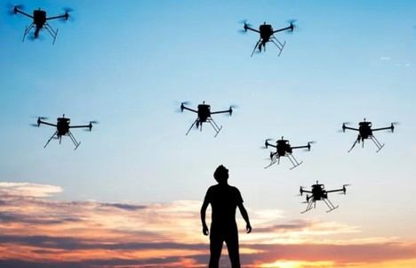 (Foto: https://idc.apddrones.com/noticias/enjambre-de-drones/)
