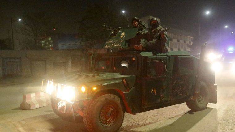 Las fuerzas de seguridad afganas custodian los alrededores de la embajada española en Kabul (Reuters)