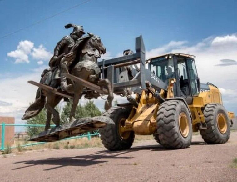 El 14 de junio de 2020, en Albuquerque (EE.UU.), se retiró la escultura de Juan de Oñate. (Foto: Eddie Moore/Albuquerque Journal).