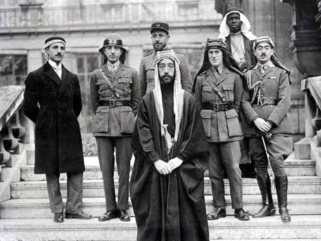 Thomas Edward Lawrence, segundo por la derecha, en la comitiva del rey Faisal I. Conferencia de Paz de Versalles, 1919. (Foto: https://historia.nationalgeographic.com.es).