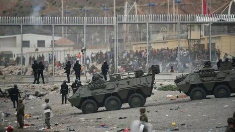 Tanquetas en Ceuta. (Foto Europa Press / Antonio Sempere