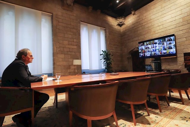 El visir Torra en videoconferencia (a una prudente distancia de la pantalla) con el resto de jefes de las autonomías españolas y el presidente Sánchez. (Foto: Europa Press).