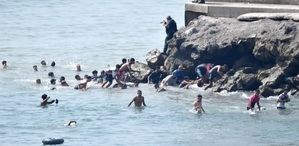 Inmigrantes entran a nado en Ceuta, (foto Europa Press)