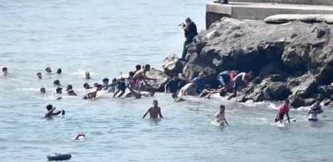 Inmigrantes entran a nado en Ceuta, (foto Europa Press)