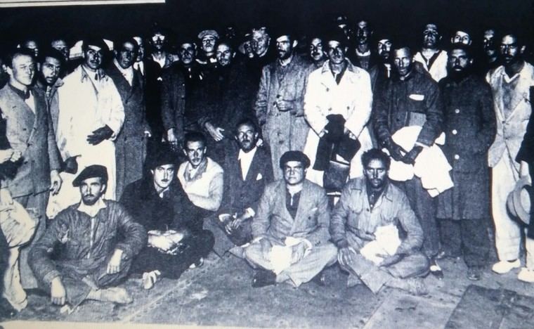 Los 29 fugados (25 militares y cuatro civiles) de Villacisneros el 1 de enero de 1933, al llegar al puerto de Cezinza, Portugal. (Foto: https://elgrancapitan.org/).