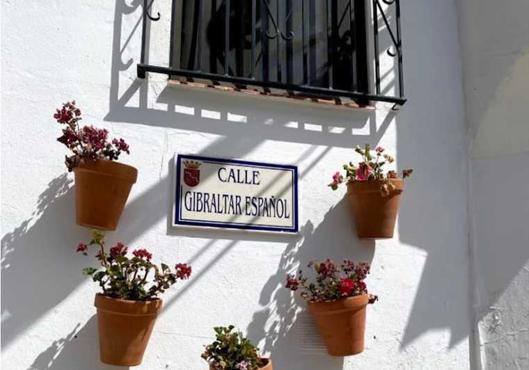 Calle 'Gibraltar español' en Setenil de las Bodegas (Campo de Gibraltar). Esta calle también aparece en los nomenclátor de Almería capital, Alhama (Almería) Balsicas (Murcia), Torredelcampo (Jaén), Torrijos (Toledo), Consuegra (Toledo), Alcázar de San Juan y Anchuras (Ciudad Real), (Fuente: La Voz de Cádiz- Campo Gibraltar).