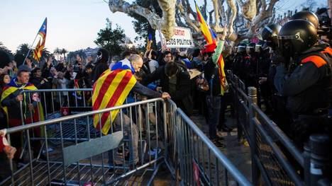 Mozos de Escuadra e independentistas frente al Parlamento catalán. (EFE)