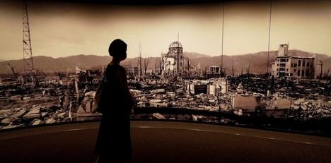 Hiroshima (Japón), Un visitante observa fotografías de la ciudad destruida por la bomba atómica, el 6 de agosto de 1945, en el Memorial de la Paz. Foto: EFE/EPA/DAI KUROKAWA 