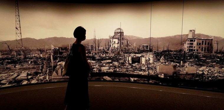 Hiroshima (Japón), Un visitante observa fotografías de la ciudad destruida por la bomba atómica, el 6 de agosto de 1945, en el Memorial de la Paz. Foto: EFE/EPA/DAI KUROKAWA 