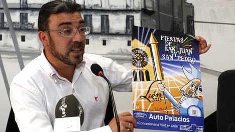 Pedro Llamas presentando el cartel de las pasadas Fiestas de San Juan