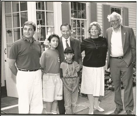 El autor, Manuel Pastor, con Alfonso Guerra y Bernie Sanders en Vermont, verano de 1991.