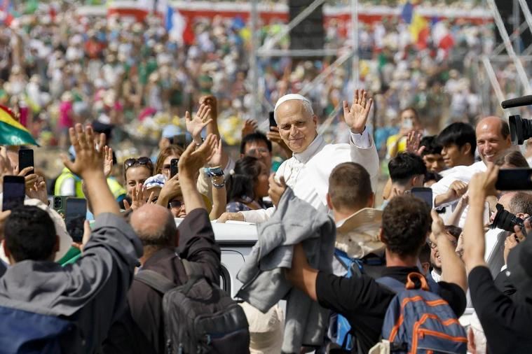 El Papa León XIV se despide de los jóvenes con las palabras 'No se conformen, aspiren a cosas grandes'. (Foto:  https://www.diariodesevilla.es/ FABIO FRUSTACI / EFE).
