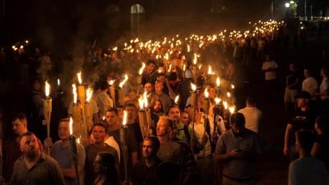 'La marcha de este viernes en la Universidad de Virginia recordó a las agrupaciones del Ku Klux Klan', (Redacción de la BBC, Archivo). (Foto: https://www.bbc.com/mundo/noticias-internacional-40917188 / REUTERS).
