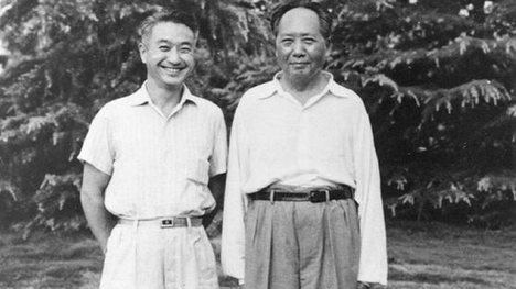El médico personal de Mao, Li Zhisui, junto al dictador chino. (Foto: https://aventurasnahistoria.uol.com).