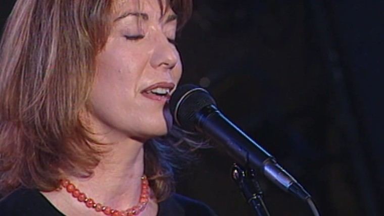 María Salgado canta para usted.