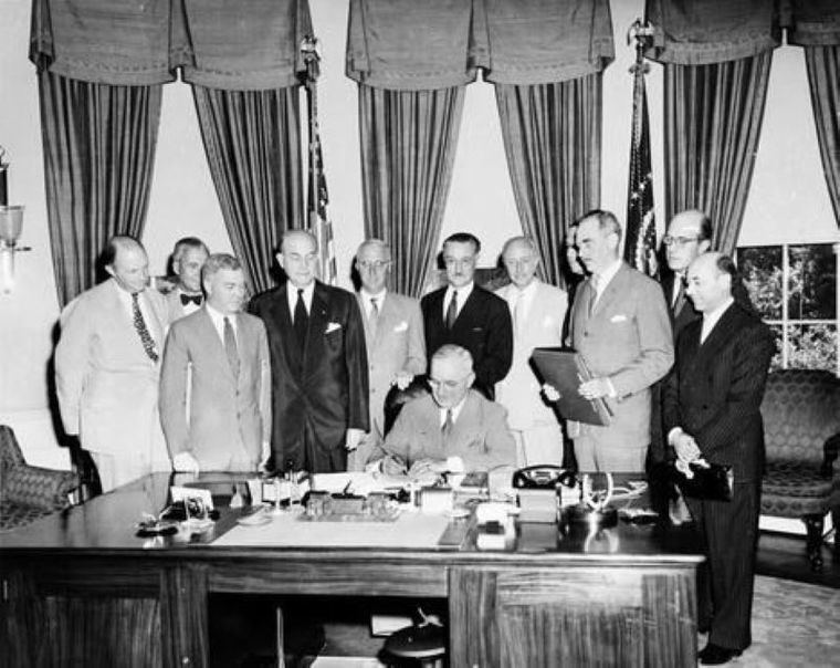 Fundación de la OTAN: 4 abril 1949 (Tratado de Washington). Firma del Tratado en la Casa Blanca. De izquierda a derecha: Sir Derick Boyer Millar, el agregado de negocios del Reino Unido; Henrik de Kauffmann, embajador de Dinamarca; W. D. Matthews, el agregado de negocios del Canadá; Louis A. Johnson, Secretario de Defensa; Wilhelm Munthe de Morgenstierne, embajador de Noruega; Henri Bonnet, embajador de Francia; Pedro Teotónio Pereira, embajador de Portugal; Dean Acheson, Secretario de Estado; Jonkheer O. Reuchlin, agregado de negocios de los Países Bajos; y Mario Lucielli, agregado de negocios de Italia. (Pie de foto: https://www.elinconformistadigital.com/).