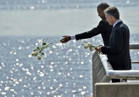 Obama y el argentino Mauricio Macri arrojan flores al Río de la Plata en Buenos Aires en marzo de 2016. https://www.swissinfo.ch/ afp_tickers).