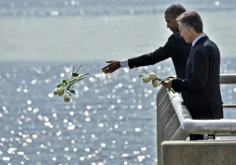 Obama y el argentino Mauricio Macri arrojan flores al Río de la Plata en Buenos Aires en marzo de 2016. https://www.swissinfo.ch/ afp_tickers).