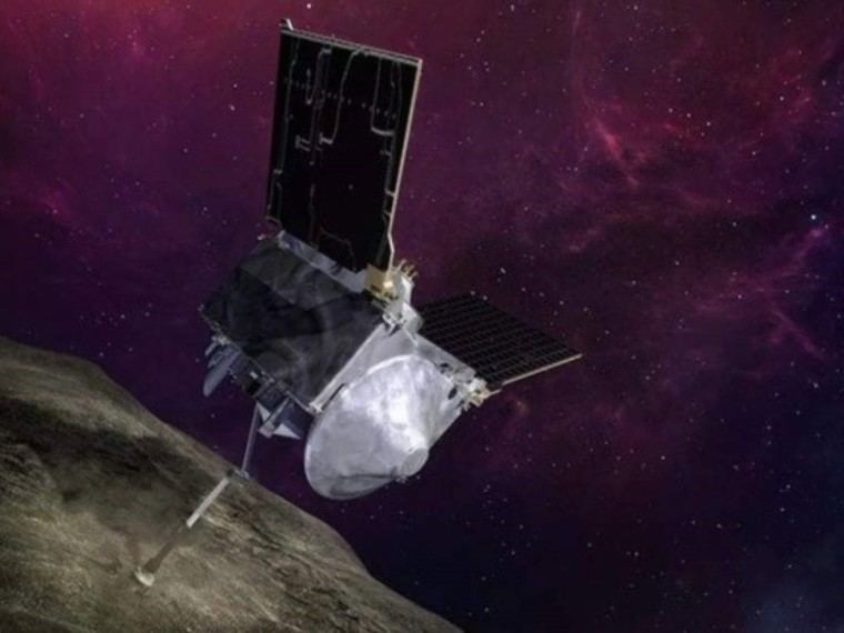 (Ilustración: recreación artística oficial de la NASA que muestra la sonda OSIRIS-REx acercándose al asteroide Bennu).