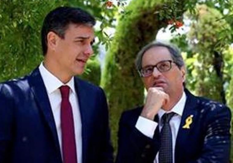 Pedro Sánchez Pérez-Castejón y Joaquín Torra Pla paseando por los jardines del Palacio de La Moncloa. (Foto -frag- Crónica Global)