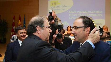 Juan Vicente Herrera felicita al nuevo presidente de la Frmp, Alfonso Polanco. ICAL