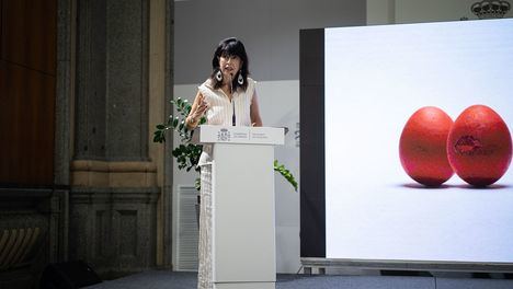 La ministra Ana Redondo y su campaña 'Por huevos' del Ministerio de Igualdad del Gobierno español. (Foto: https://www.rtve.es/ Alejandro Martínez Vélez / Europa Press)