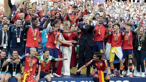 El rey celebra la Copa con la Selección (foto dominio público)