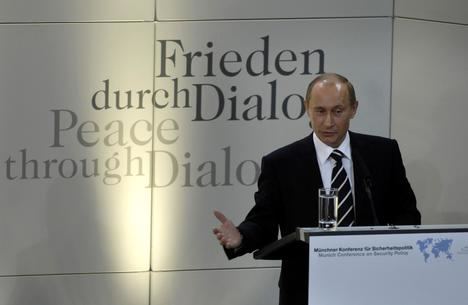 Vladimir Putin durante su discurso  sobre 'El papel de Rusia en la política mundial', en el marco de la 43.ª Conferencia Anual sobre Política de Seguridad, (Múnich, Alemania, 10 de febrero de 2007).