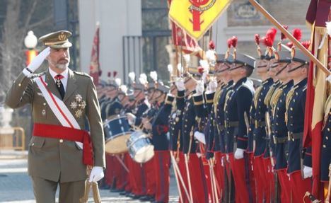 El Rey Felipe VI presidiendo el acto  celebrado en la Academia General Militar para conmemorar el 75 aniversario de la tercera época. (Foto: Casa Real).