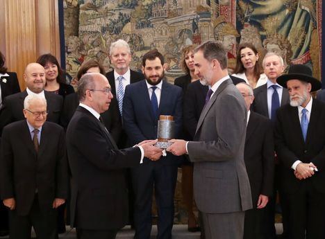 El rey Felipe VI recibe de manos del presidente de la Federación de Comunidades, Isaac Querub Caro, el premio 'Senador Ángel Pulido' que concede la Federación de Comunidades Judías de España. (Foto: © Casa de S.M. el Rey).