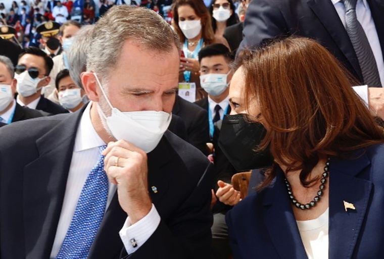 Su Majestad el Rey conversa con la vicepresidenta de los Estados Unidos, Kamala Harris, durante la ceremonia en el Estadio Nacional de Tegucigalpa. (Foto: © Casa de S.M. el Rey).