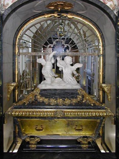 Sepulcro de Santa Teresa en el monasterio de la Anunciación de Nuestra Señora, en Alba de Tormes. (Foto: https://carmelitasalba.org/).