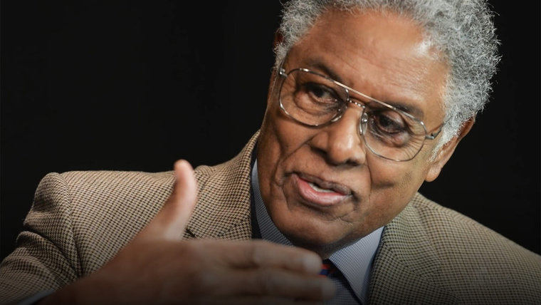 Thomas Sowell (1930). Economista, filósofo político y escritor. (Foto: https://www.qtorb.com/).