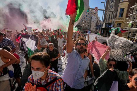 Violencia en la última etapa de La Vuelta. (Foto: https://elpais.com/deportes/ciclismo/).