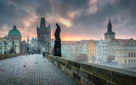 Puente de Praga desde donde San Juan Nepomuceno fue arrojado al río. (Foto: https://es.aleteia.org/ Shutterstock | ANADMAN BVBA).